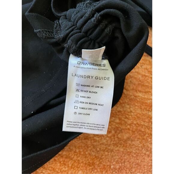 2 cropped black top - Picture 5 of 7